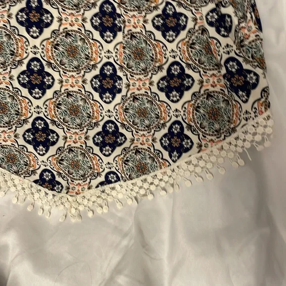 Patterned Halter Top - Picture 4 of 6